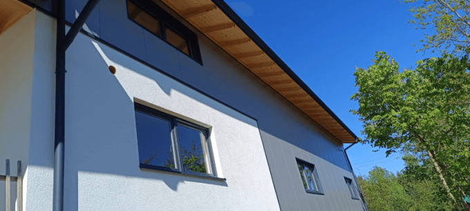 Náš zákazník z Rakouska si zvolil okna z řady REHAU SmartLine + Classic a pevné okenní sítě proti hmyzu.