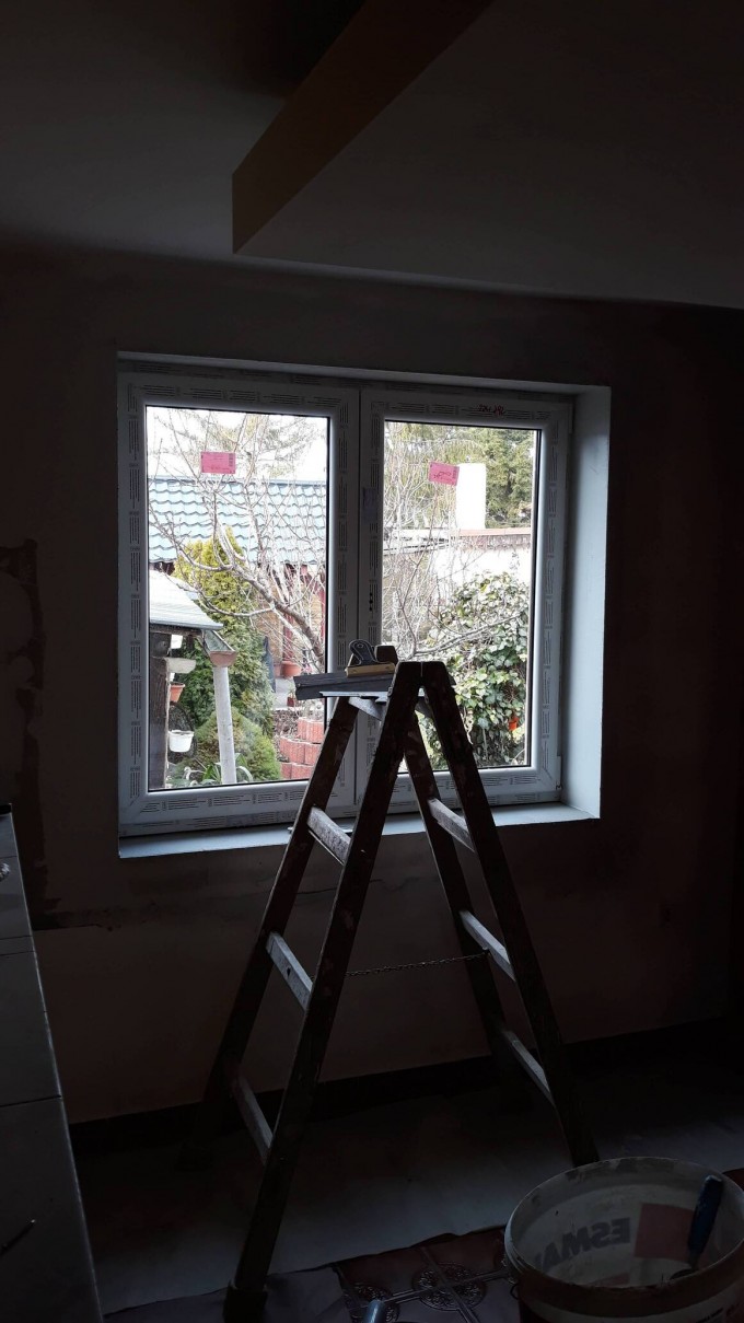 Reference dvoukřídlá bílá okna namontovaná svépomocí 