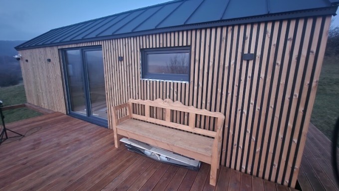 Antracitová okna v mobilní chatce 