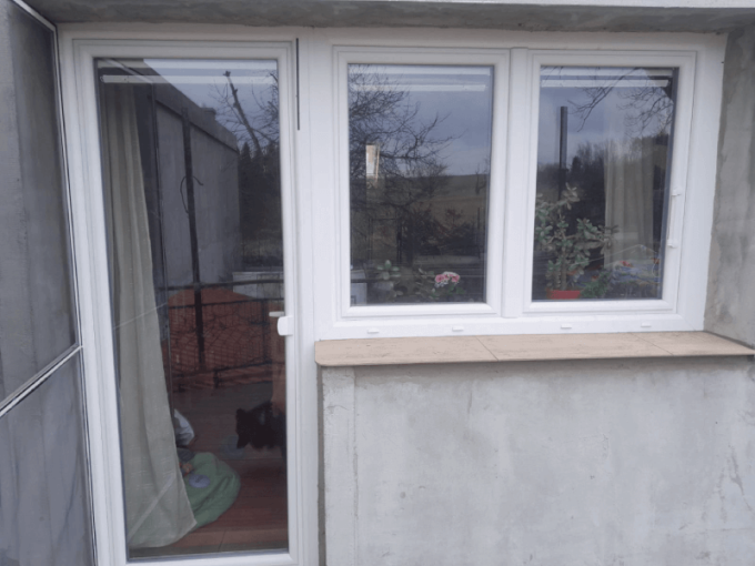 Zákazník ze Zruče nad Sázavou si u nás vybral dvoukřídlé plastové okno spolu s bílými parapety a okenními sítěmi proti hmyzu.