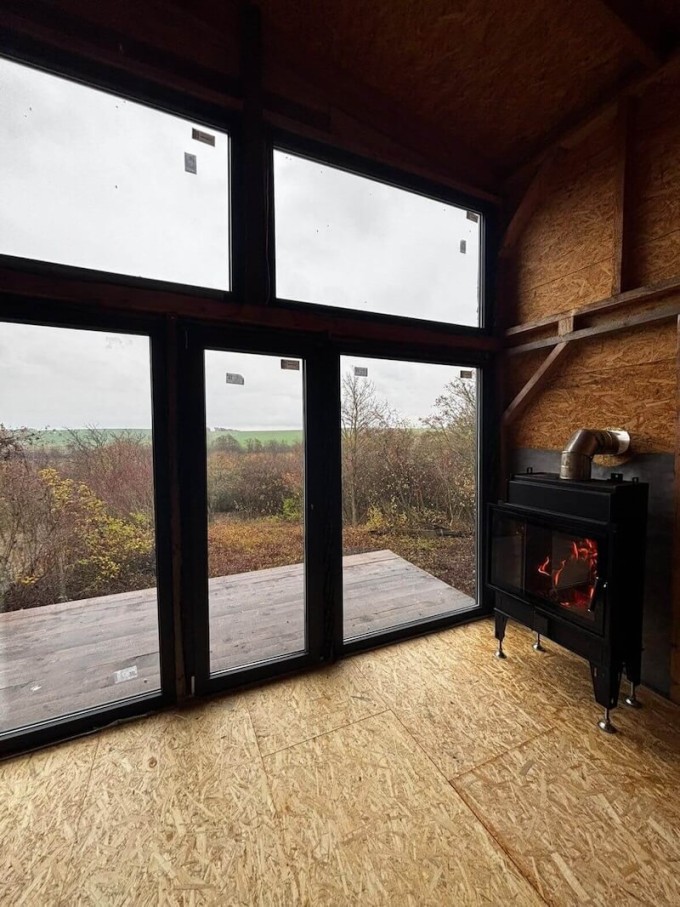 Antracitová okna v chatce
