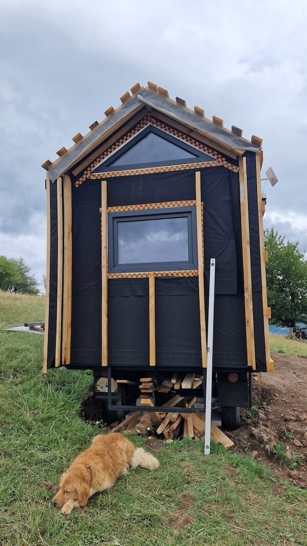 Antracitová okna v mobilní chatce 