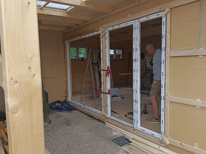 PVC okna, balkonové a vedlejší vchodové dveře v profilu REHAU SmartLine + Classic.