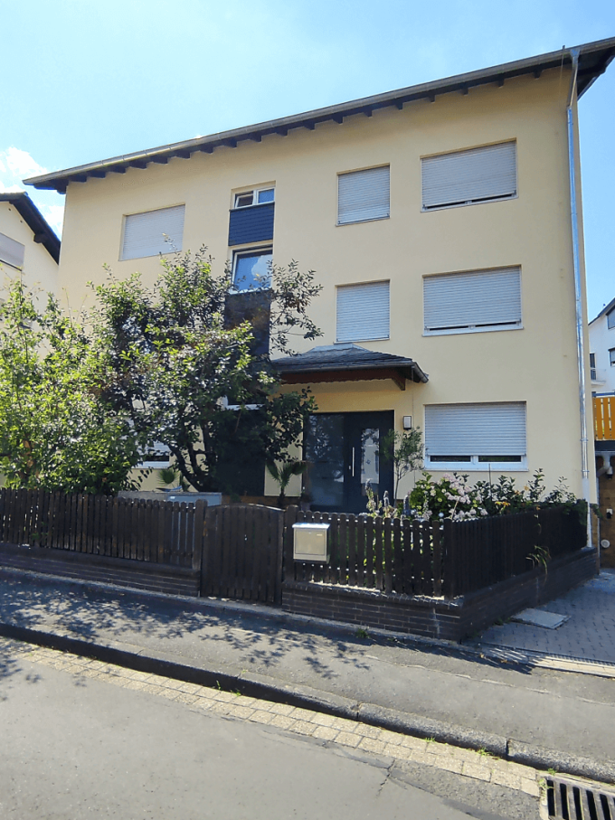 Zákazník z Německa si objednal PVC okna v profilu REHAU Synego AD Classic a odolné hliníkové parapety.