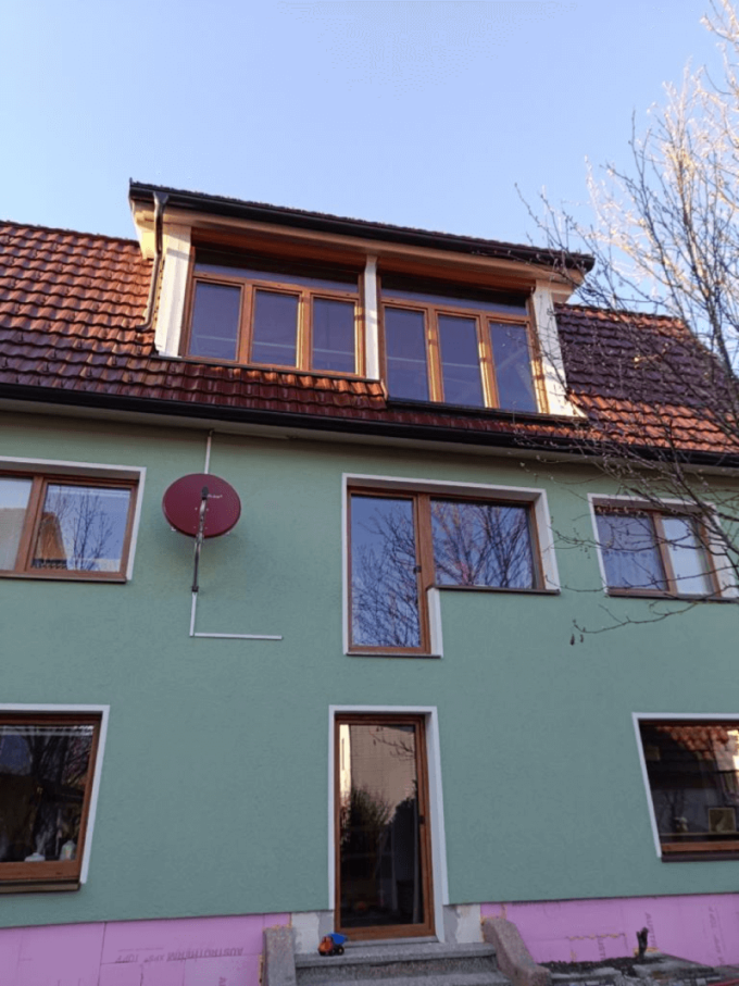 Zákazník si objednal okna ve třech různých profilech, hliníkové parapety a žaluzie EURO Style Opal.