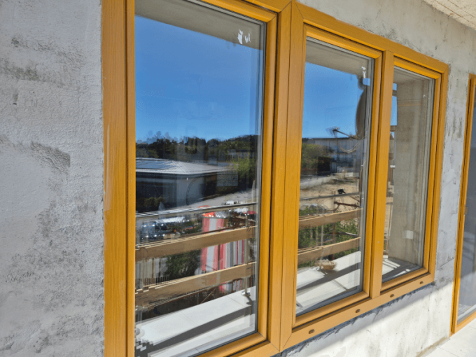 Dodávka trojkřídlých oken a balkonových dveří se sítěmi proti hmyzu.