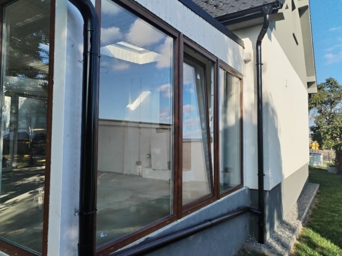 Realizace tří balkonových sestav v profilu REHAU SmartLine+ Classic v dekoru zlatý dub