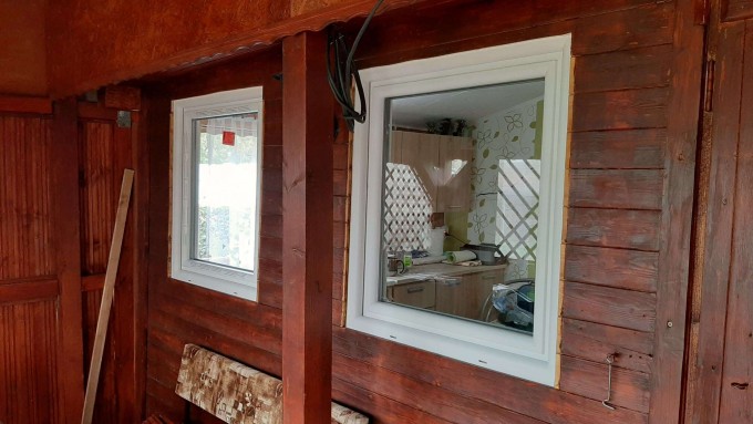 Bílé plastové okno do chaty