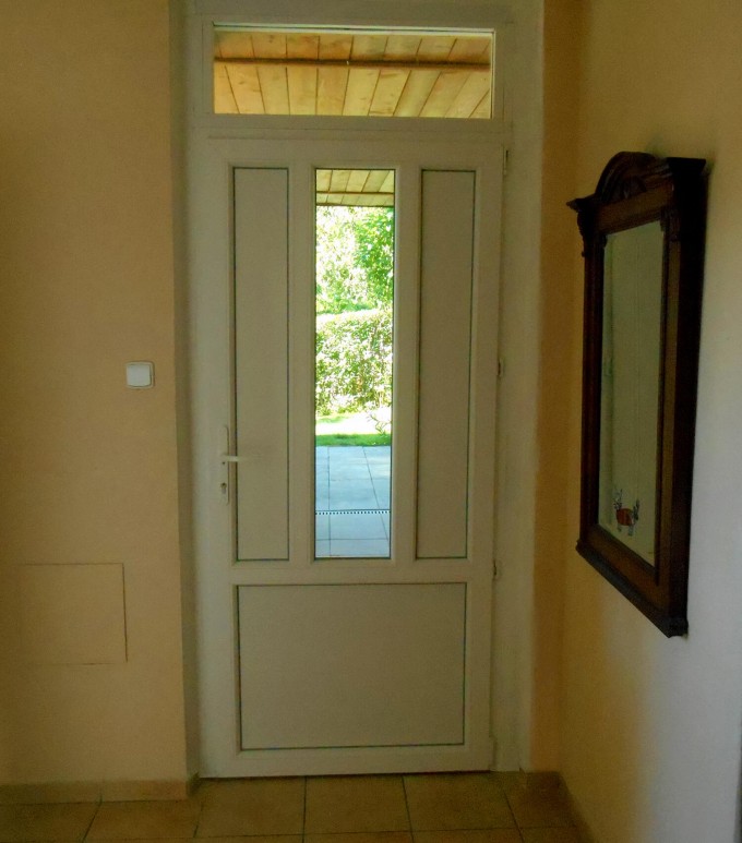Bílé vchodové dveře s nadsvětlíkem 