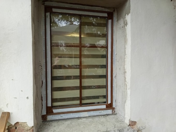 Zákazník si objednal jednokřídlé okno s meziskelní mřížkou v dekoru zlatý dub 