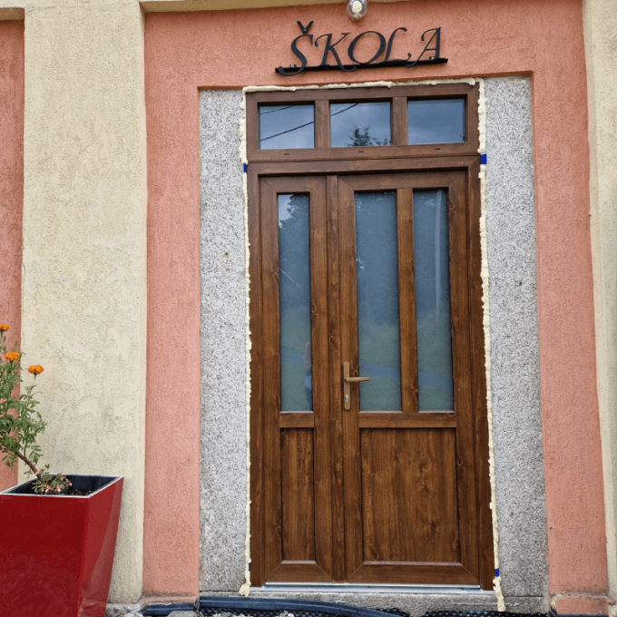 Realizace vchodových dveří s nadsvětlíkem a fixním bočním dílem.