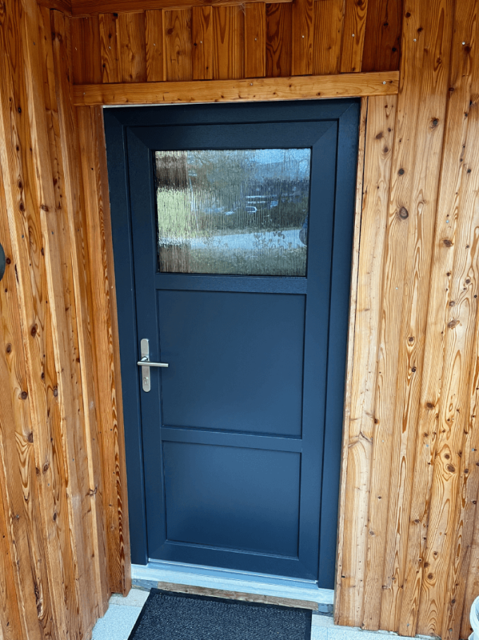 Zákazník si v online konfigurátoru sestavil dvoje vchodové dveře v provedení antracit se strukturou dřeva