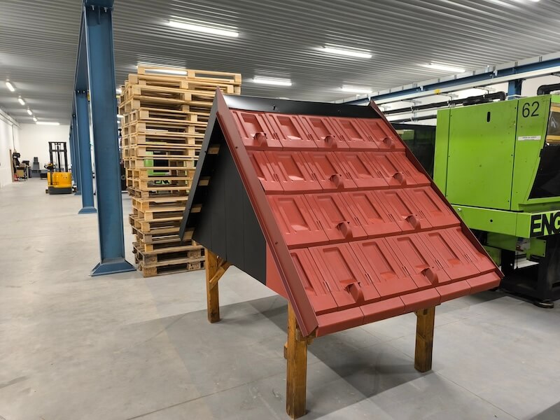 Plastová střešní krytina v červené barvě