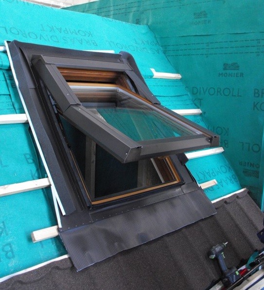 Plastová střešní okna pro různé typy střech