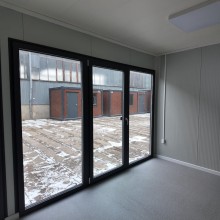 Antracitové terasové dveře v kontejnerovém domku