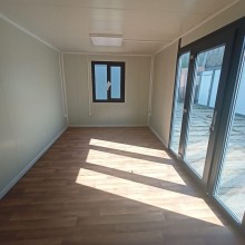 Balkonové dveře v barvě antracitu namontované do obytného kontejneru
