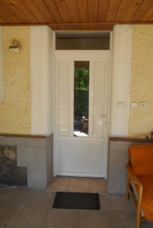 Plastové vchodové dveře v bílé barvě s nadsvětlíkem 