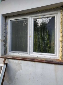 Dvoukřídlé bílé plastové okno po montáži