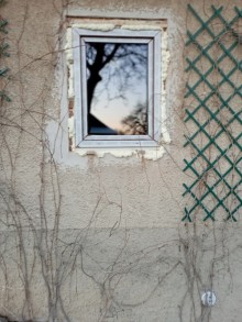 Prostor mezi oknem a zdivem je vyplněna PUR pěnou