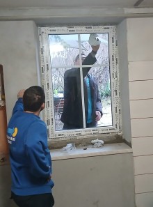 PVC okno REHAU z vnitřní strany v bílé barvě s meziskelní mřížkou 