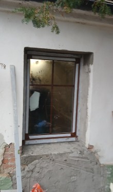 Jednokřídlé okno s meziskelní mřížkou v dekoru zlatý dub - zakázka v Brně