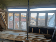 Bílá okna ve vikýři s nadsvětlíkem