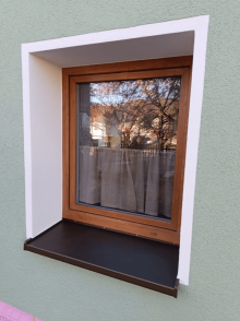 Okno bronzovým hliníkovým parapetem