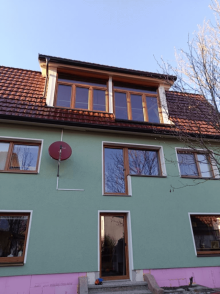 Pohled na okna v dekoru Winchester