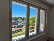 Pohled na trojkřídlá okna z vnitřní strany