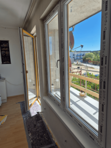 Pohled na okna a balkonové dveře z vnitřní strany