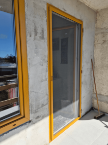 Balkonové dveře v dekoru Oregon se sítěmi proti hmyzu