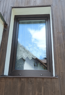 Pohled zvenčí na okno v profilu REHAU Synego AD Classic