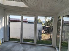 Trojkřídlá sestava v profilu REHAU SmartLine+ Classic