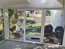 Pohled na balkonovu sestavu z interiéru