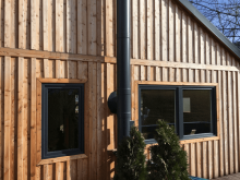 Dřevostavba s antracitovými PVC okny