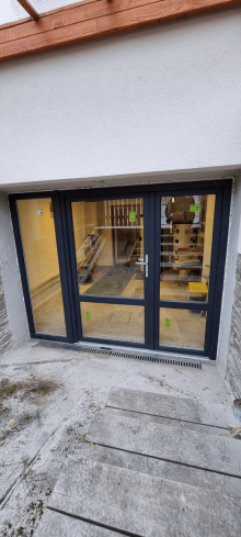 Realizace trojkřídlé balkonové sestavy na míru v moderní antracitové barvě s pískovou strukturou