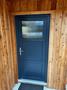 Vchodové dveře v provedení antracit se strukturou dřeva