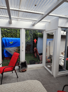 Vedlejší vchodové dveře mají klikou s oboustrannou aretací