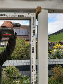 Usazení rámu dveří do stavebního otvoru