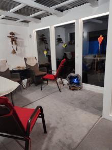 Pohled z interiéru na fixní PVC okna v bílé barvě