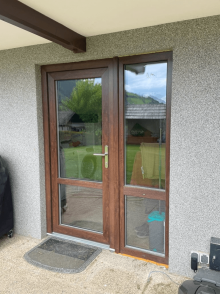 Balkonové dveře v dekoru ořech