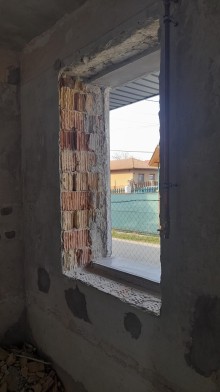 Připravený stavební otvor na montáž okna