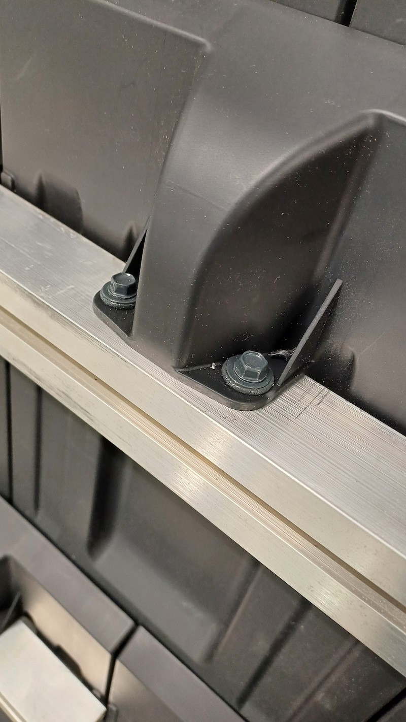 Ukotvení lišty k držáku plastové střešní krytiny