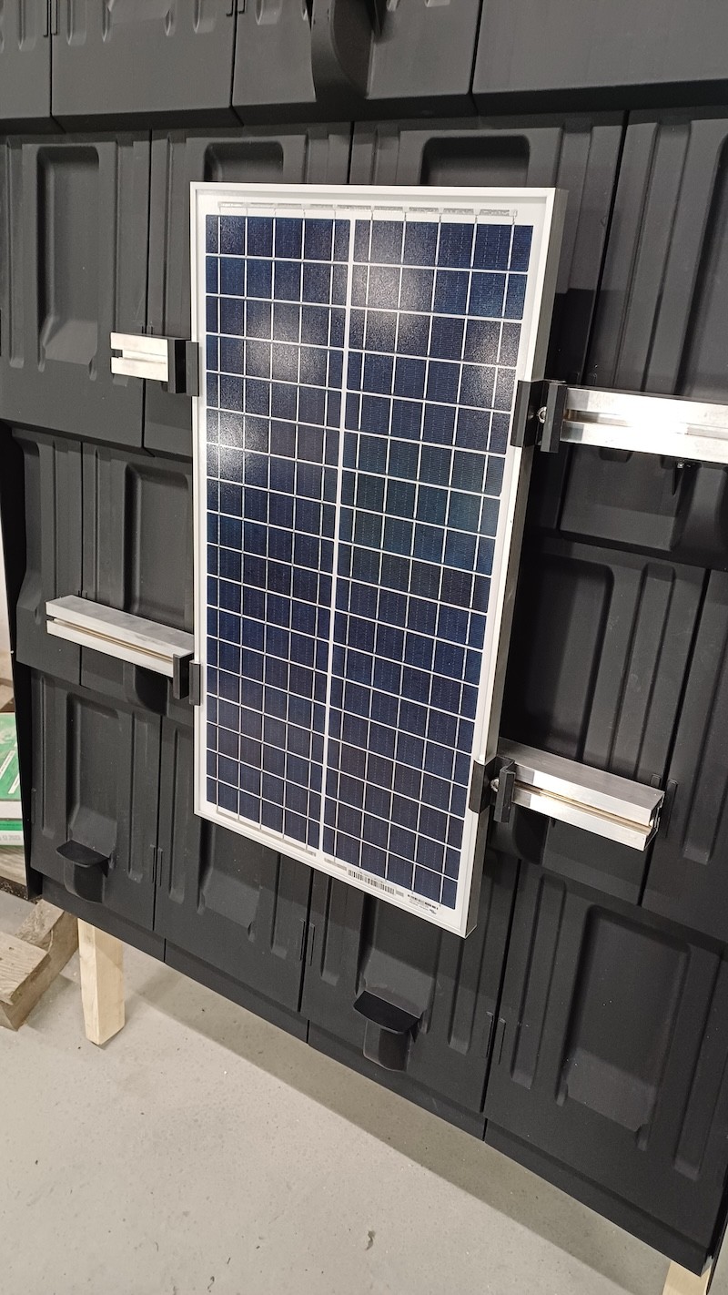 Plastová střešní krytina Solar s držákem, na který můžete rovnou umístit fotovoltaický panel 