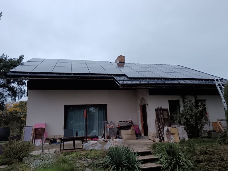 Plastová střešní krytina Solar s fotovoltaickými panely – Pokud bude dávat panelů víc, doporučujeme montovat pomocí nerezových držáků (máme je k dispozici). Je to z důvodu lepšího proudění vzduchu za FVE a chlazení