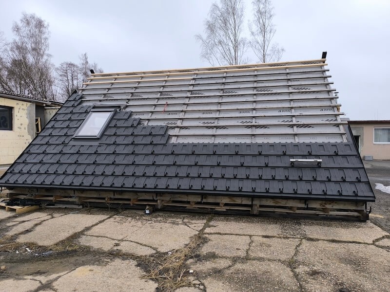 Lehká střešní krytina v černé barvě 