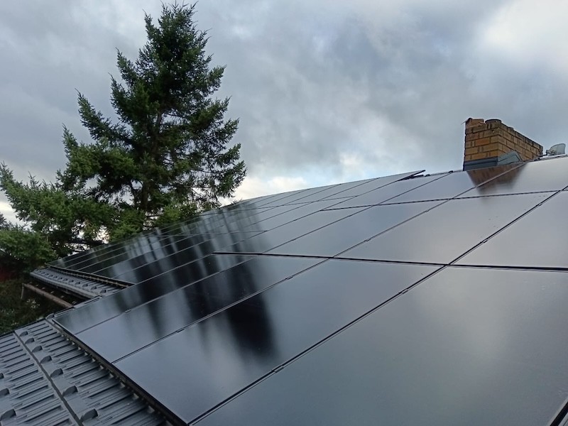 Plastová střešní krytina Solar s fotovoltaickými panely 