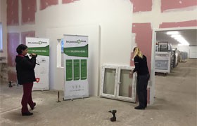 Naše operátorky si zkusily namontovat okno