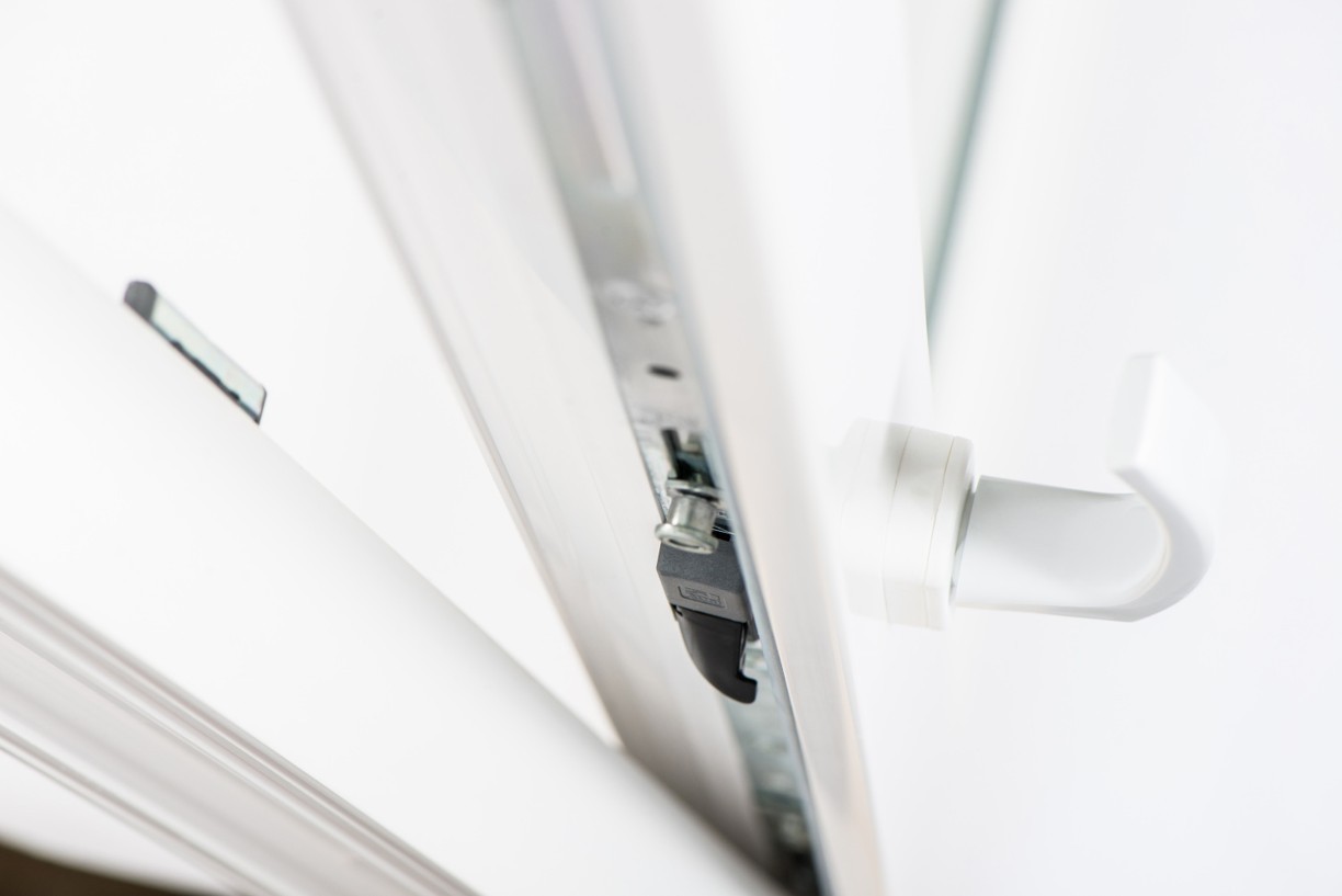 Kování plastového okna